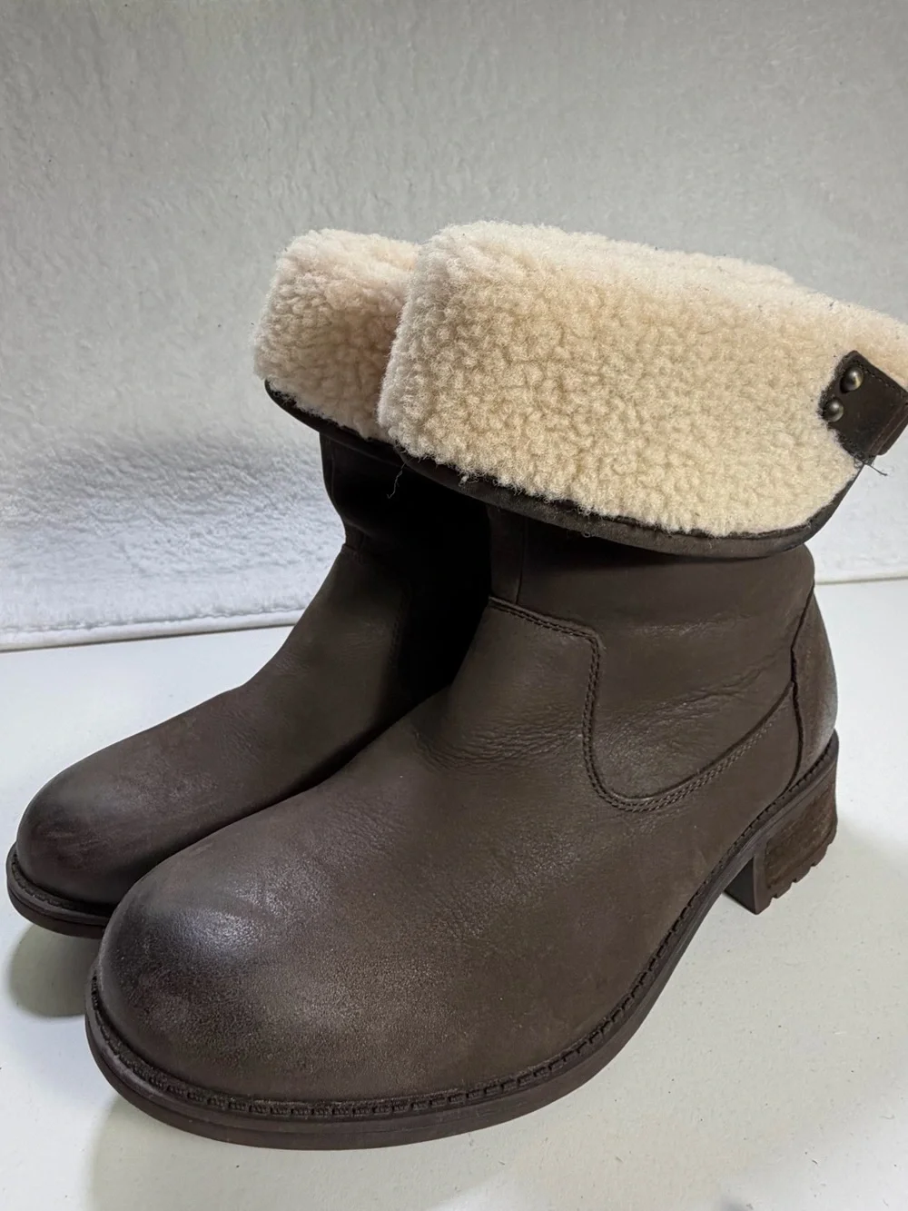 UGG Aldon Leather Wool Cuff Boots Stout Brown Women’s Size 8 winter boots